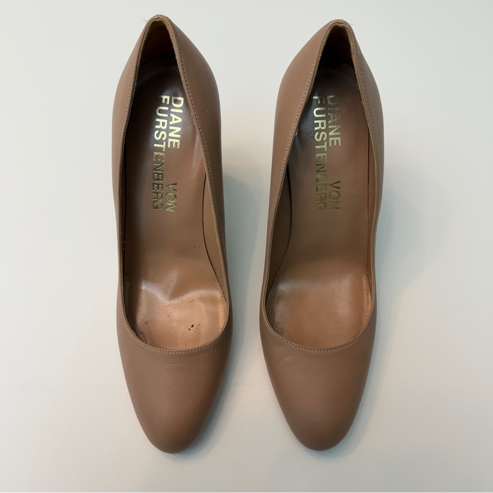 DIANE VON FURSTENBERG Santana Leather Pumps In Nude, Size 7.5 - Picture 4 of 8